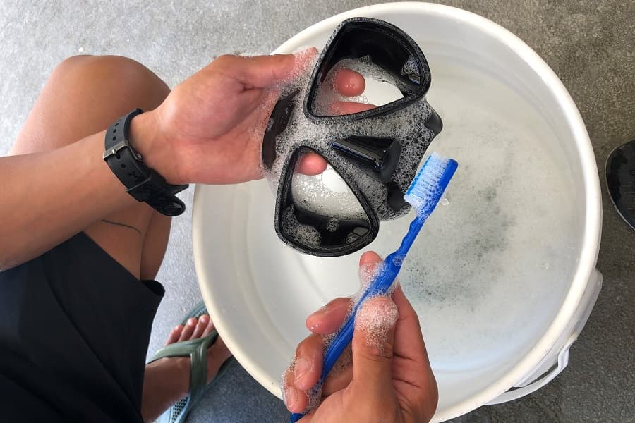 ダイビングで使うマスクを分解して清掃する洗い方の説明写真