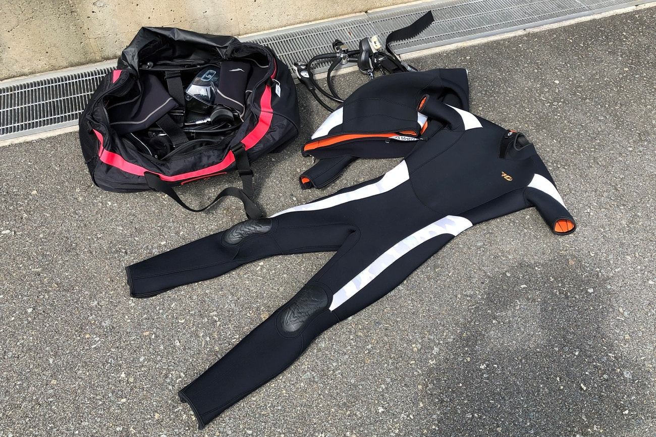 ダイビングでウェットスーツの持ち運び方【具体例】 | 部長の水中写真 