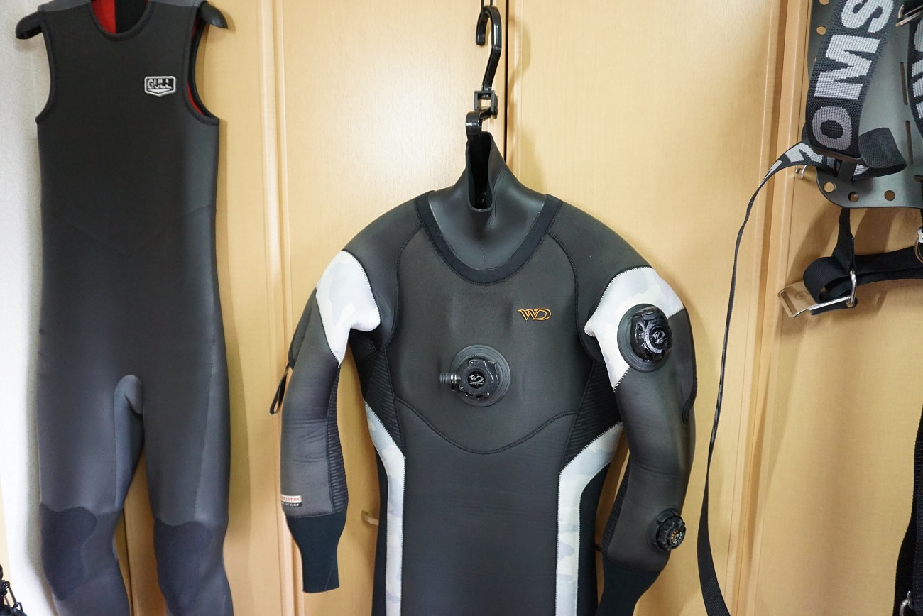 ダイビングのドライスーツ｜保管方法や掛け方自宅 | 部長の水中写真と秘密のダイビングログ