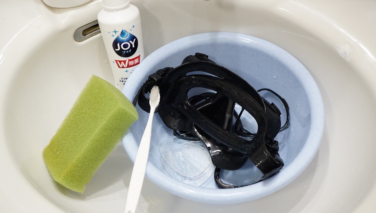 中性洗剤、歯ブラシ、スポンジを使ってマスクを洗浄