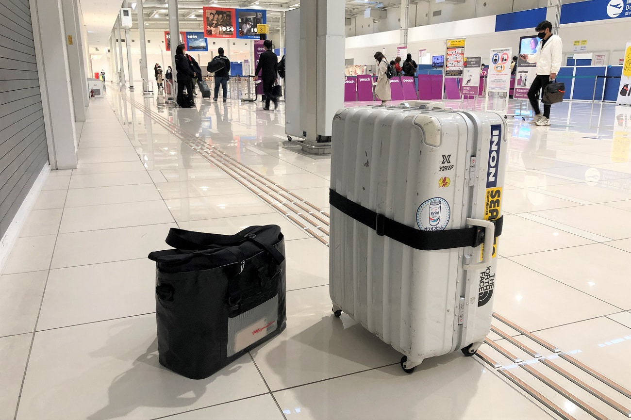 手荷物のバッグとスーツケース