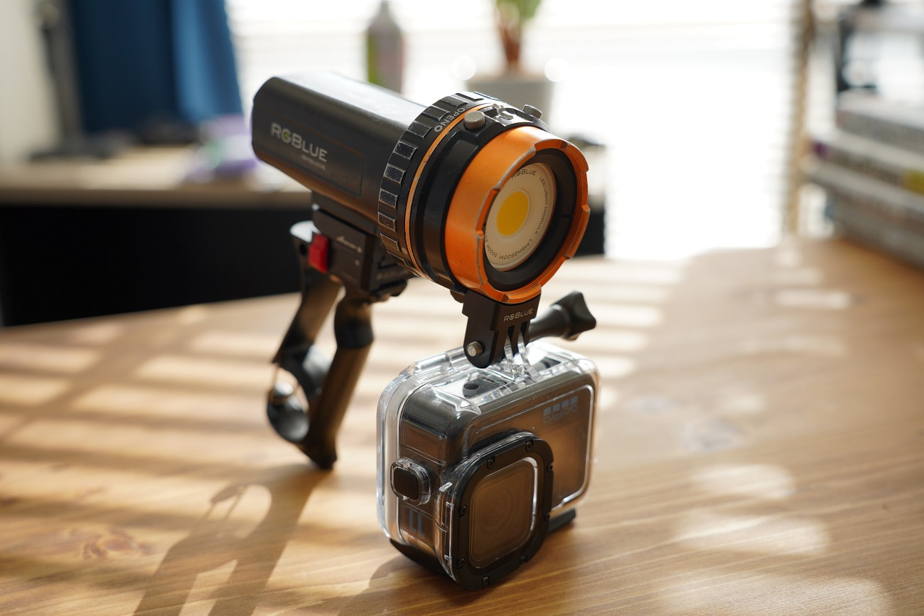 GoProにRGBlueのライトとグリップを付けたコンパクトな撮影セット