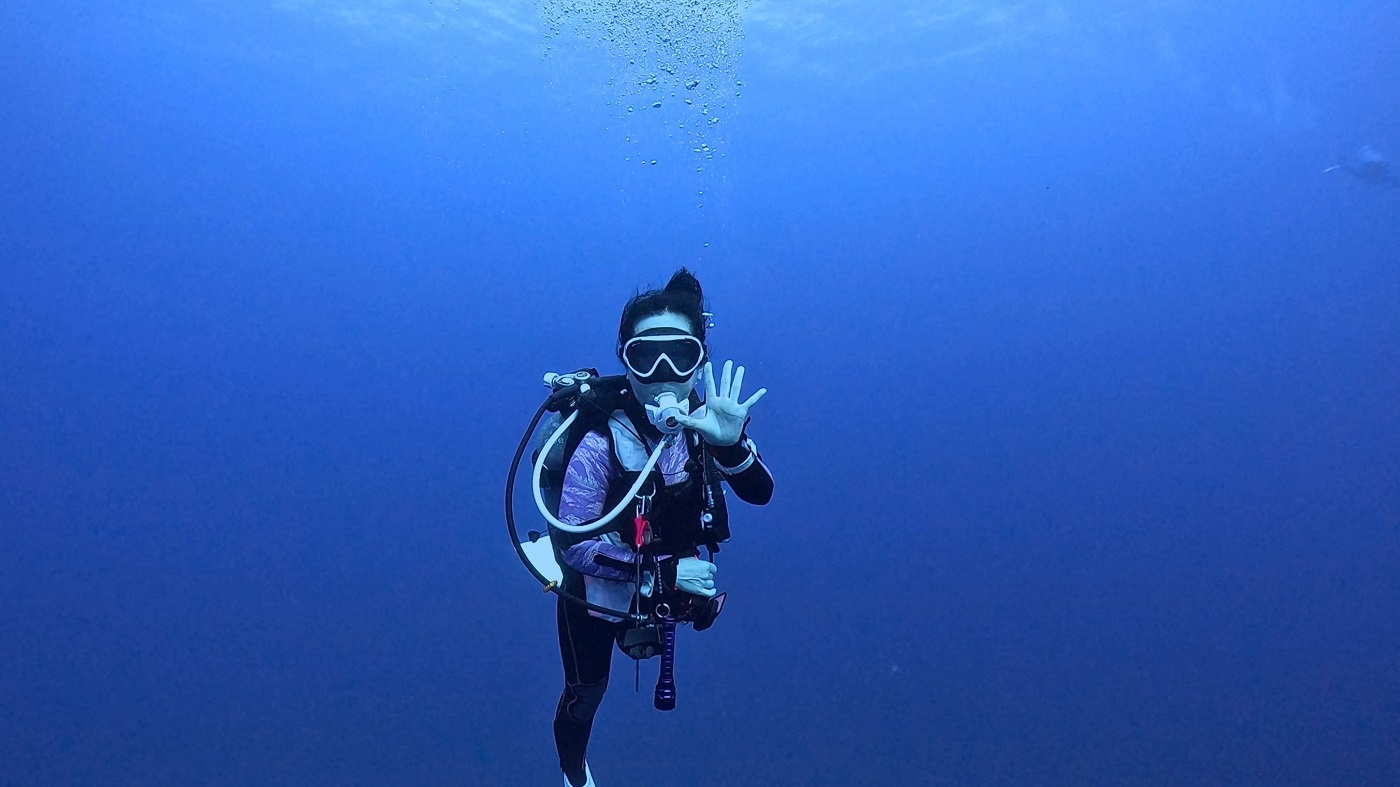 沖縄本島 トライアングルでのダイビングで撮影したダイバー