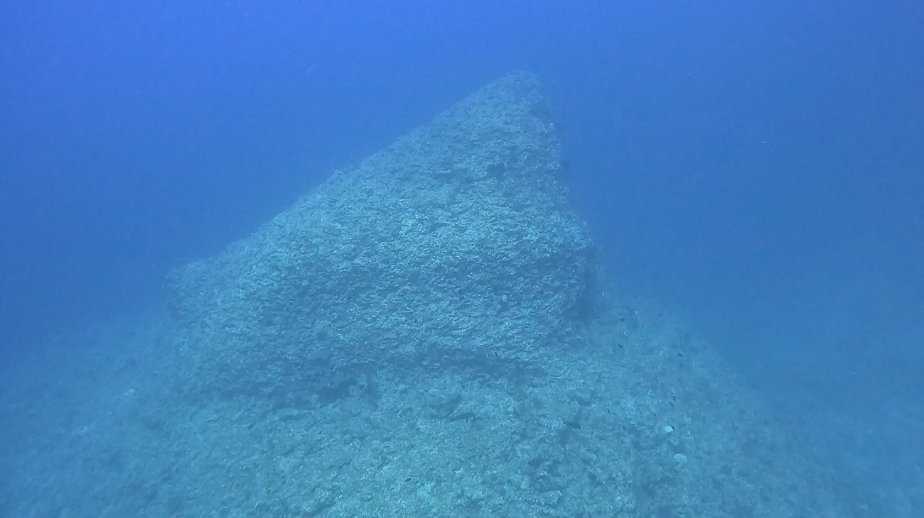沖縄 粟国島の筆ん崎でのダイビングで撮影したトンガリ岩