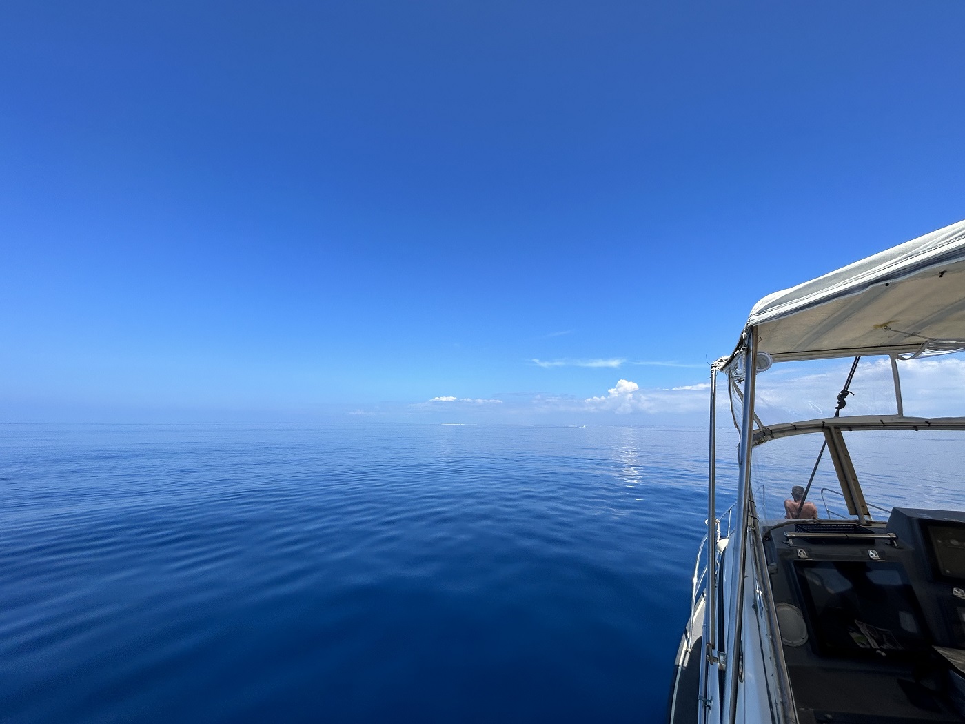 慶良間のダイビングで船から撮影したベタ凪の海